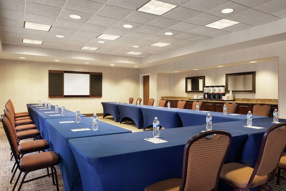 Hampton Inn & Suites Rogers - photo 36