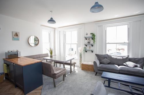 Lovely 3 Bedroom Apartment with Stunning Sea Views — 4-Star Luxury Hotel in Worthing, United Kingdom