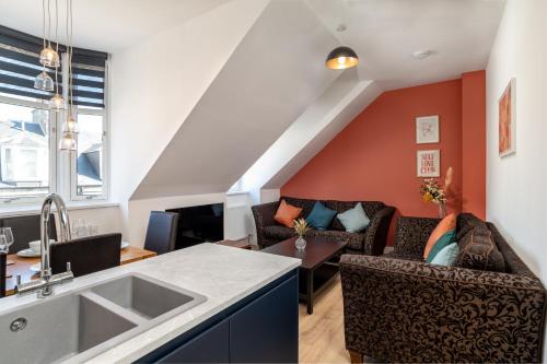 Remodelled Luxury 3 Bed Apartment — 4-Star Luxury Hotel in Aberdeen, United Kingdom