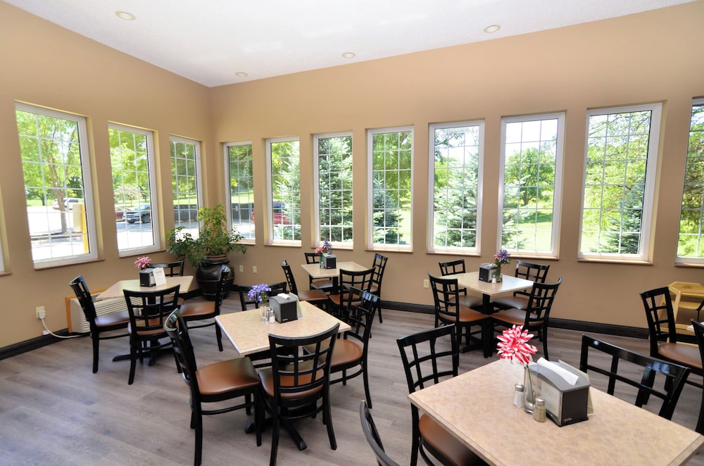 Cobblestone Inn & Suites Denison Majestic Hills - photo 61