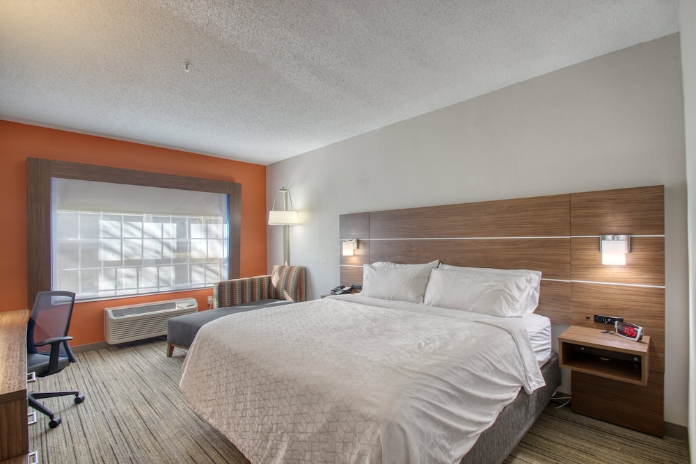 Holiday Inn Express Hotel & Suites Oshkosh by IHG - photo 12
