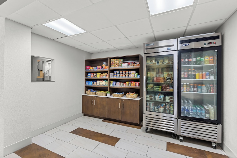 Holiday Inn Express and Suites Savannah Midtown by IHG - photo 20