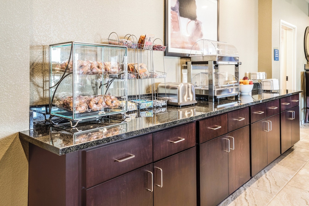 Cobblestone Hotel & Suites Newport - photo 44