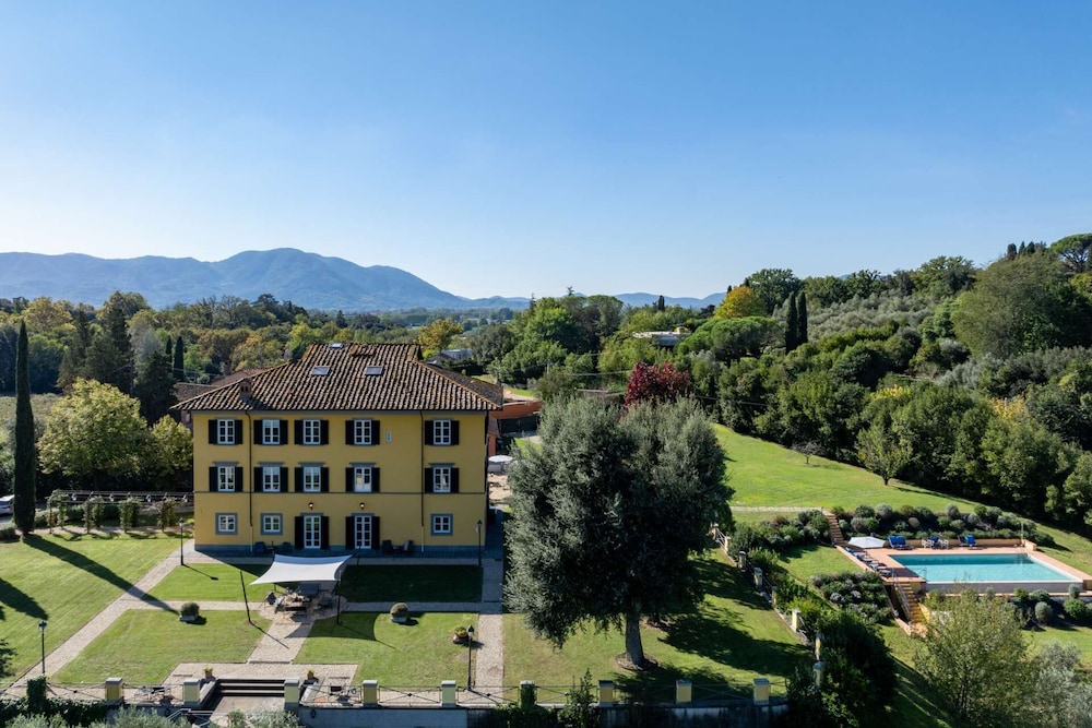 Villa Pacini Just 1 8 km Outside Lucca Wall Pool — 4-Star Luxury Hotel in Lucca, Italy