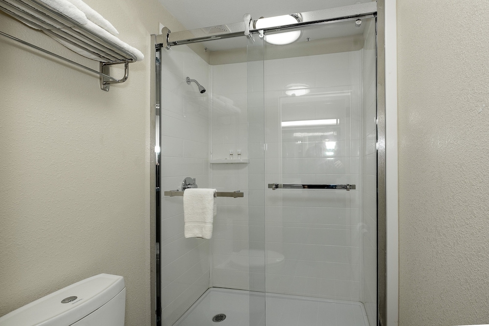 Red Roof Inn Freehold - photo 16