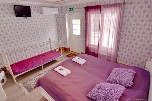 Vaihmalan Hovi pet-friendly hotel Lempaeaelae