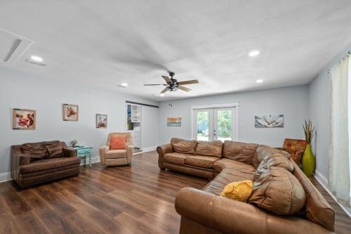 Peaceful Fairhope Retreat Large Home On 1 Acre Lot 21426101 — Fairhope