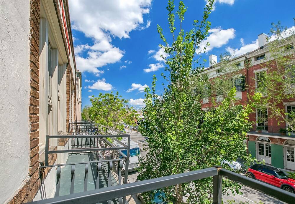 Hip 2BR in Arts Warehouse District - photo 35