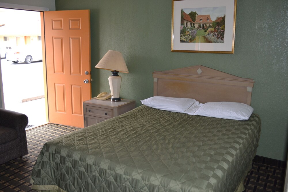 Lake Country Motel - photo 8