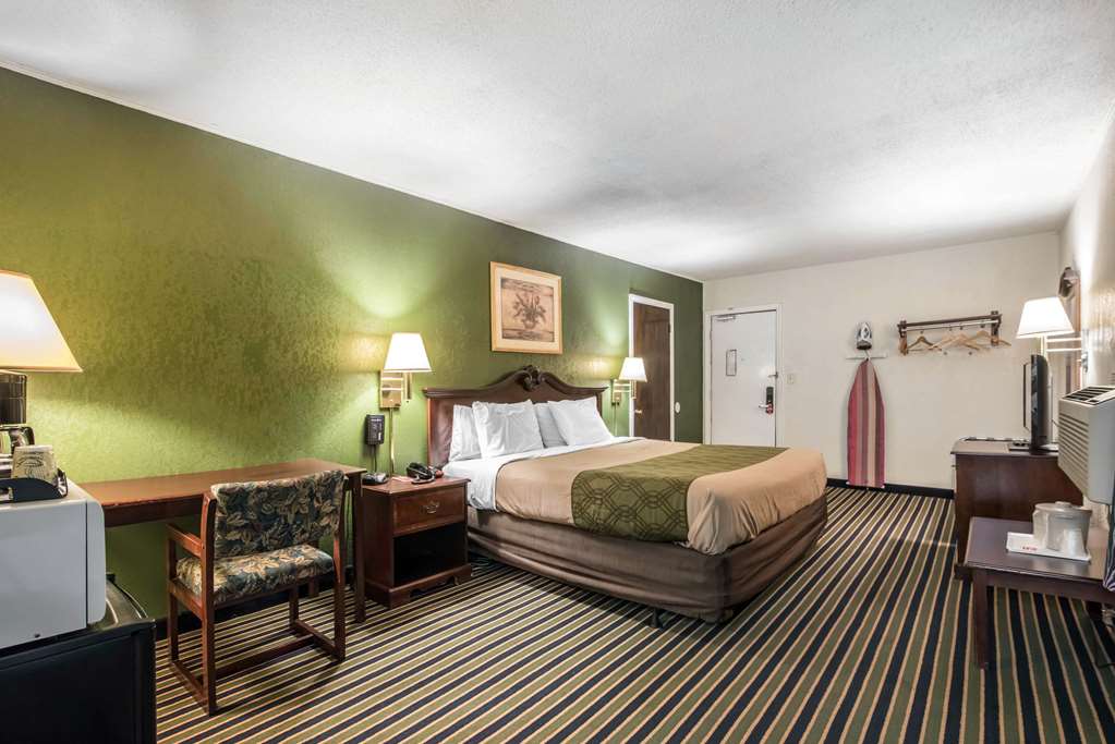 Econo Lodge Brattleboro South - photo 16