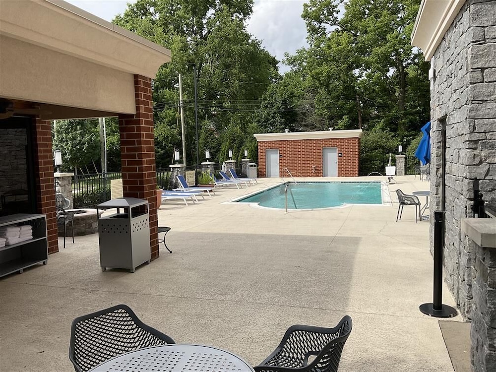 Hampton Inn Lexington Medical Center - photo 22
