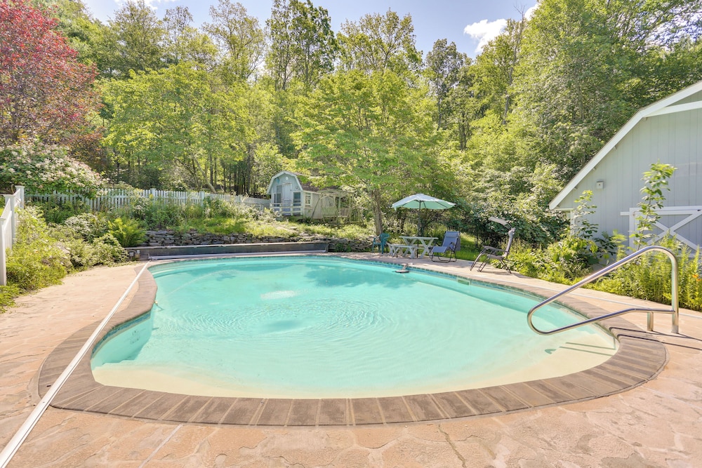 Sparrow Bush Retreat with Pool and Screened Porch — hotel in Newburgh