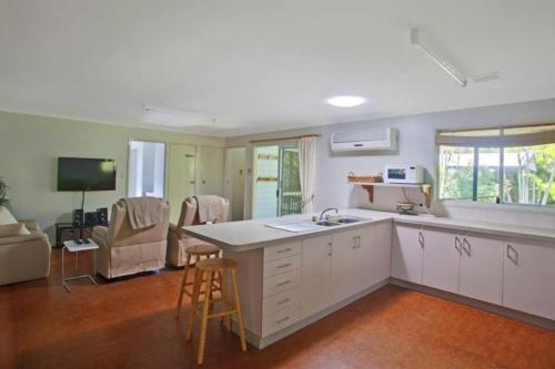 On Agnes Time Large 3 Bedroom Coastal Home in Central Agnes Water Short Walk to Stunning Main Beach — 4-Star Luxury Hotel in Agnes Water, Australia