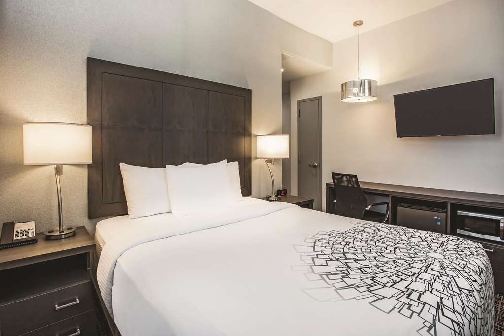 La Quinta Inn & Suites by Wyndham Baltimore Downtown - photo 19