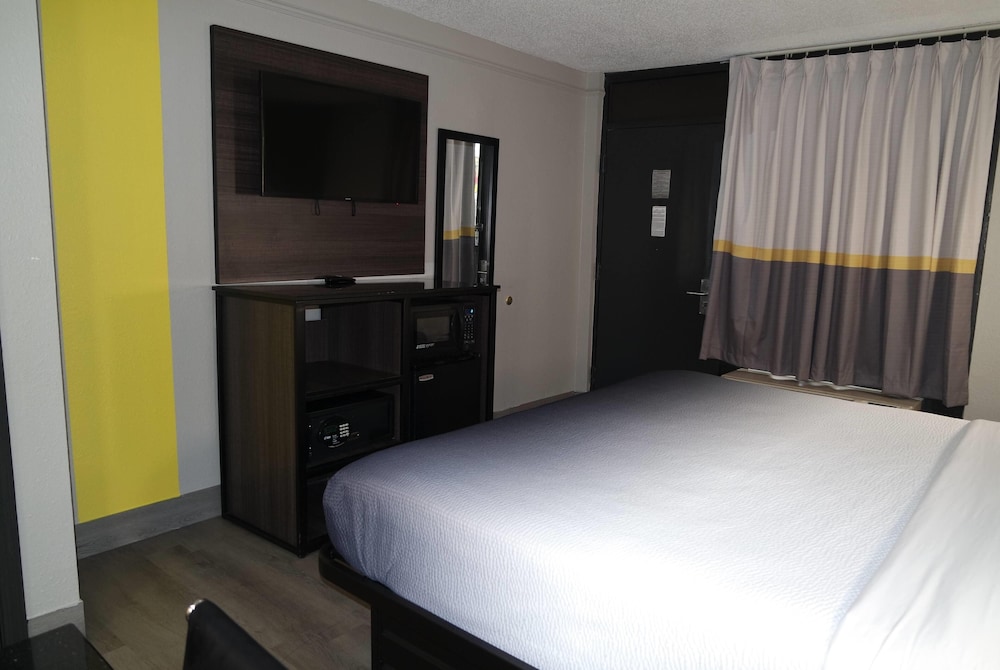 Super 8 by Wyndham Savannah - photo 11