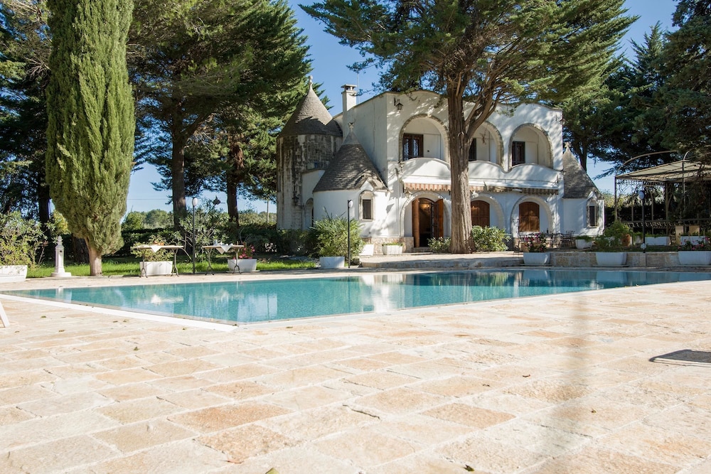 Trulli Serralta — 4-Star Luxury Hotel in Locorotondo, Italy