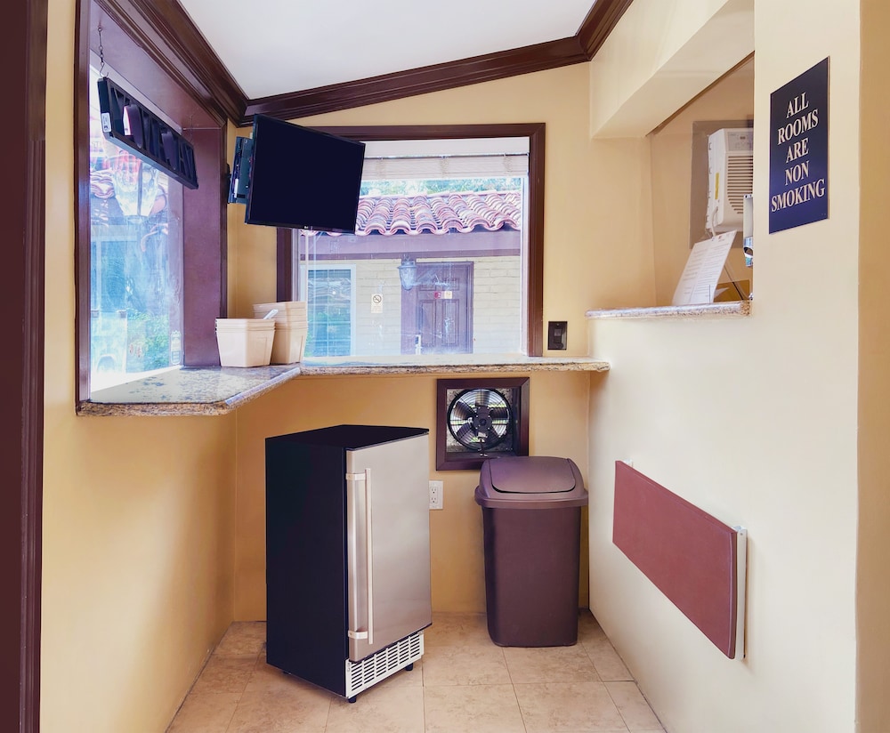 El Patio Inn Near Universal Studios Hollywood - photo 3