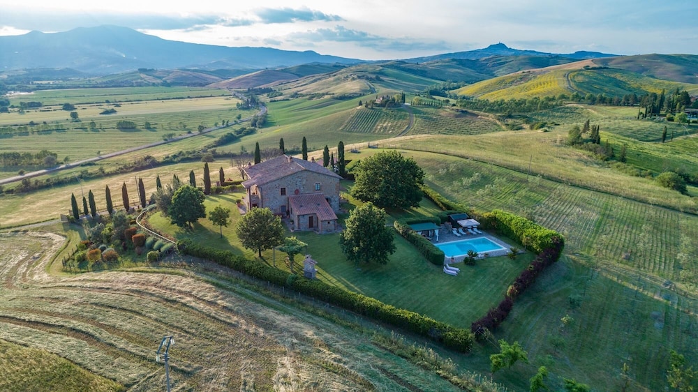 Casale del Viaggiatore 10 — 4-Star Luxury Hotel in San Casciano Dei Bagni, Italy