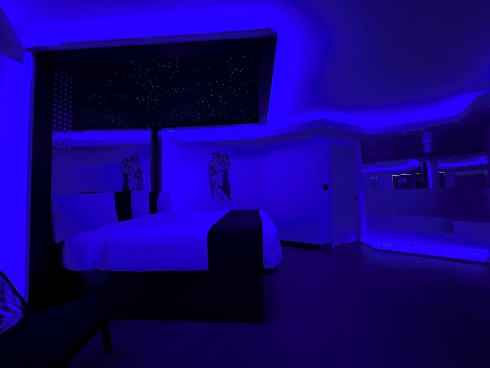 Imperial Suites Adults Only - photo 17