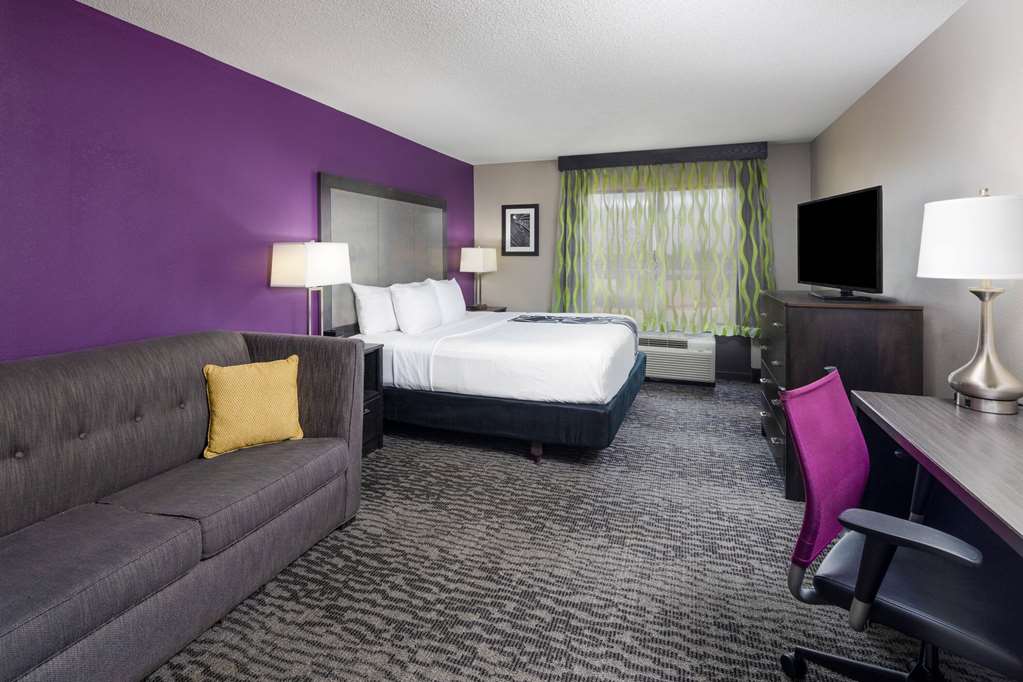 La Quinta Inn & Suites by Wyndham Kennesaw - photo 9