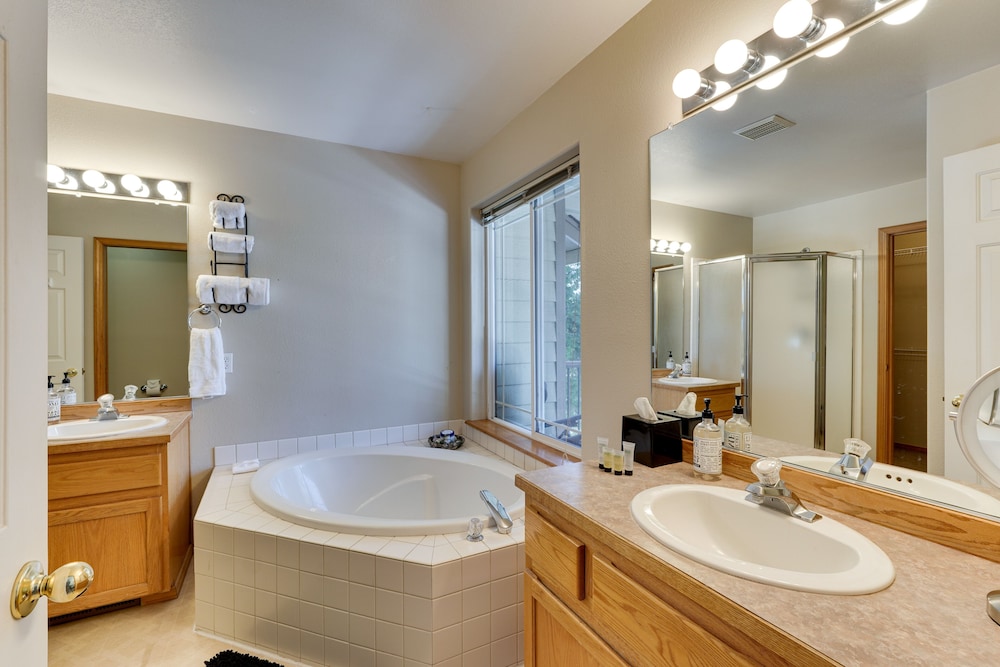 Klamath Falls Townhome w Deck & Resort Amenities - photo 11