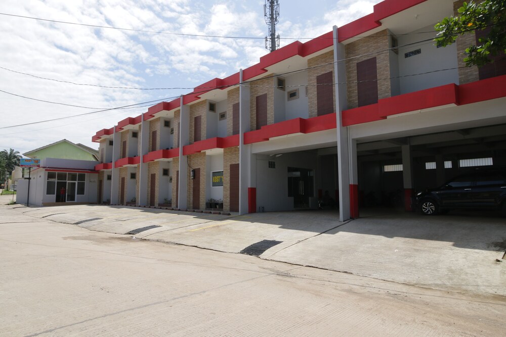 RedDoorz near Jalan Kolonel Haji Burlian Palembang — hotel near Sultan Mahmud Badaruddin II Airport