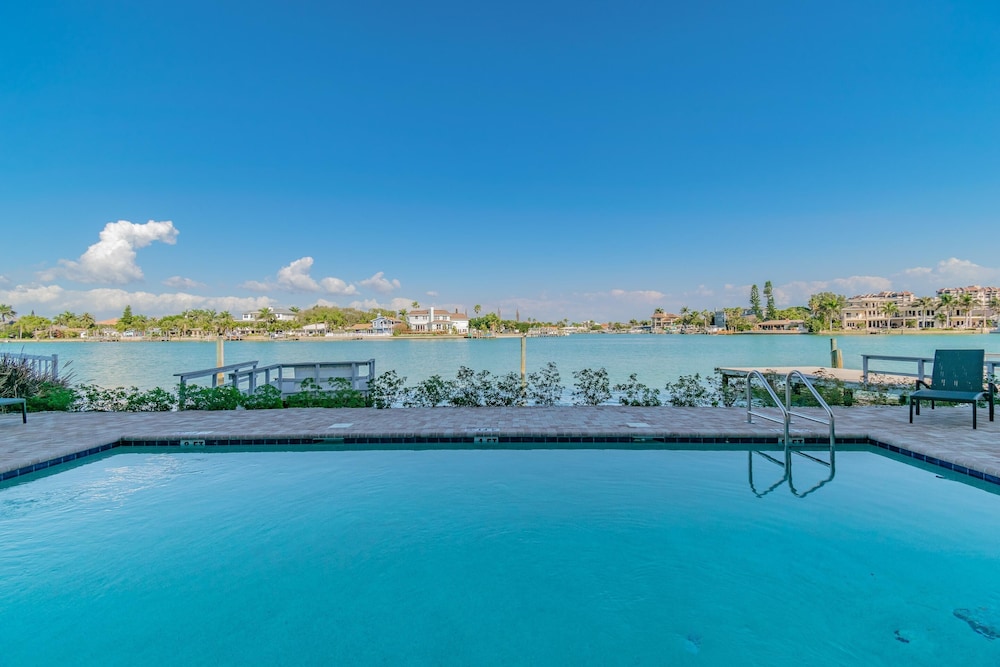 Oceana 305 East — 4-Star Luxury Hotel in Saint Pete Beach, United States