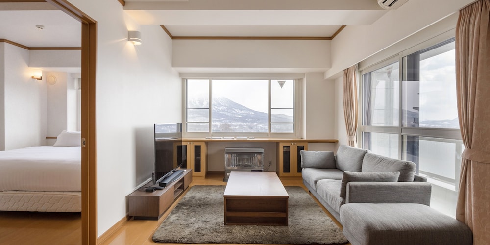 Mountainside Palace — hotel in Niseko Town