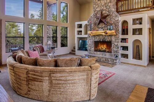Torreon Family Cabin Large Decks & Open Floorplan — 4-Star Luxury Hotel in Show Low, United States