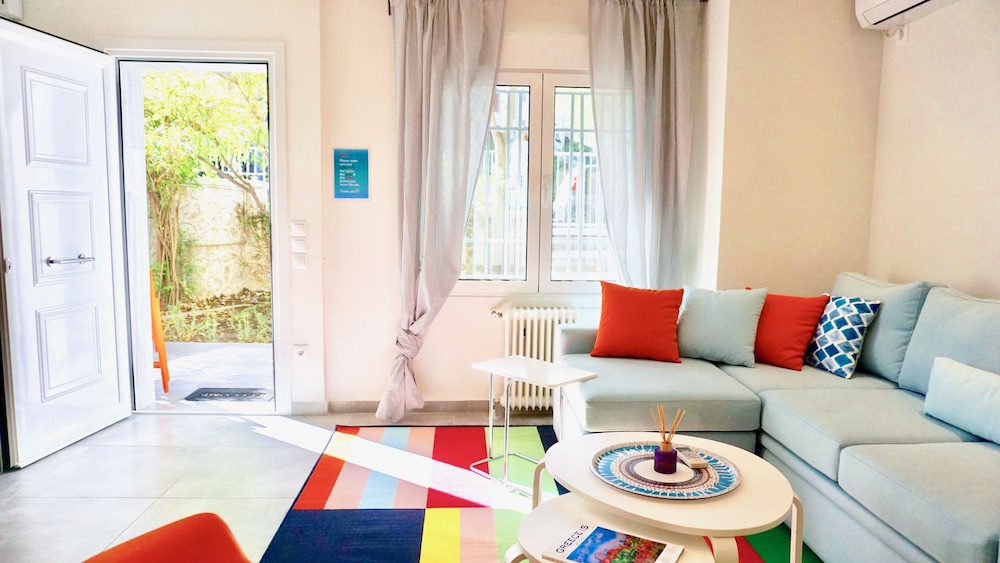 Hilton Hotel Area Renovated Apt next to Metro — hotel in Athens