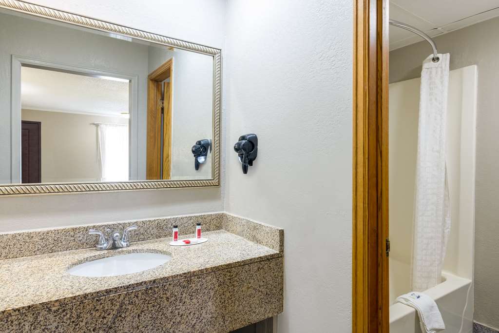 Super 8 by Wyndham Kansas City Airport North - photo 22