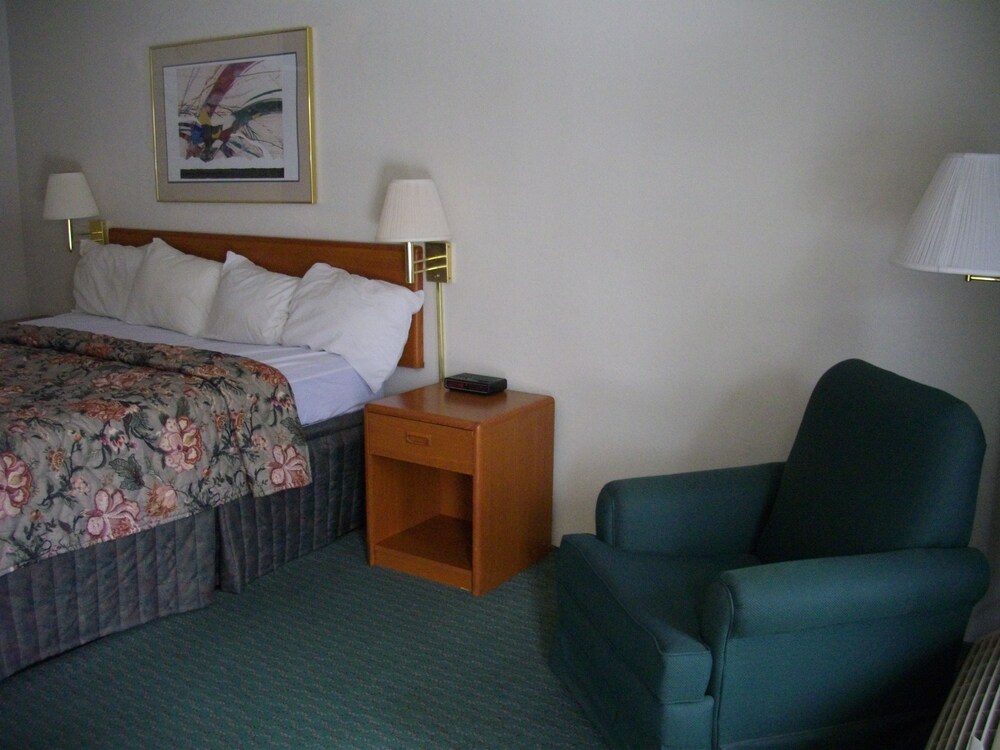 Macomb Inn - photo 9