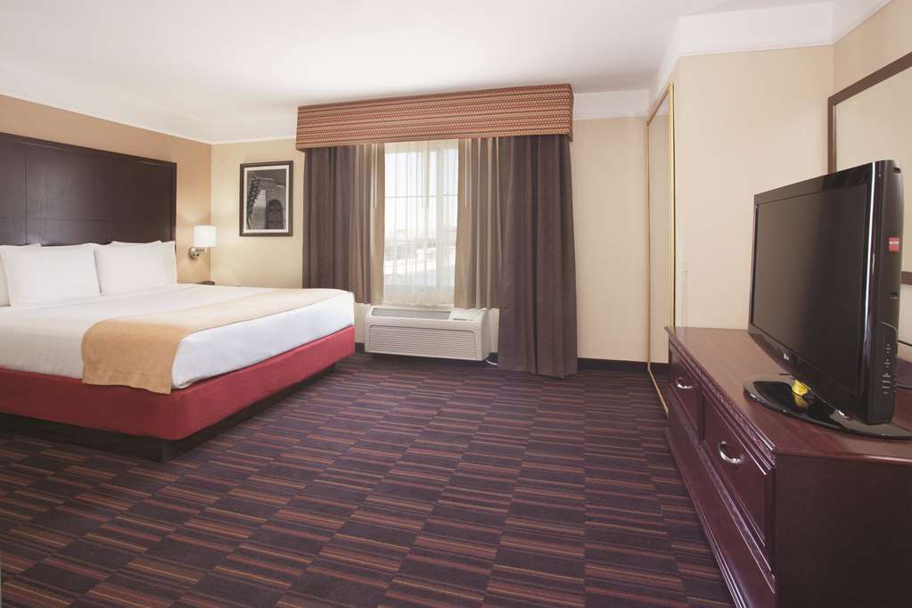 La Quinta Inn & Suites by Wyndham Albuquerque Midtown - photo 50
