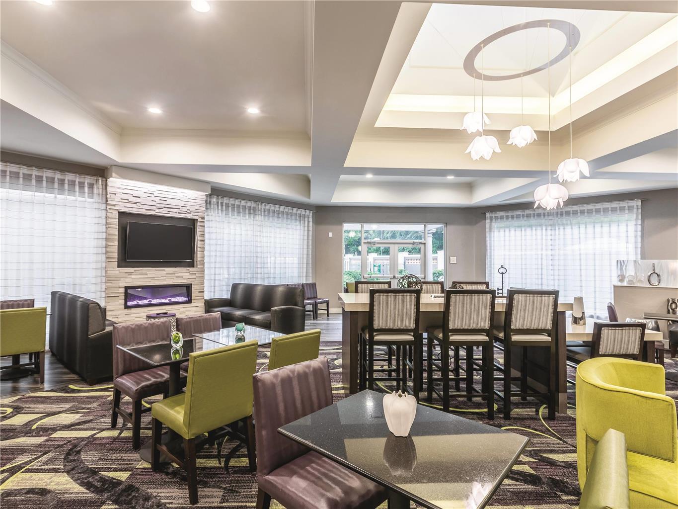 La Quinta Inn & Suites by Wyndham Atlanta Alpharetta - photo 6