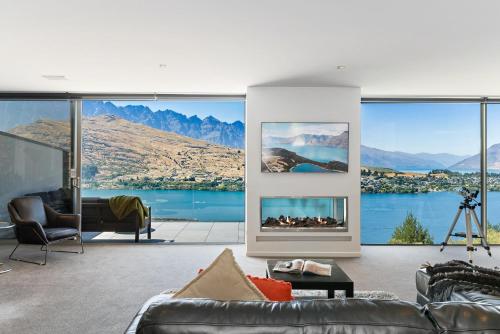 Remarkable Lake View Modern Executive Home — 4-Star Luxury Hotel in Queenstown, New Zealand