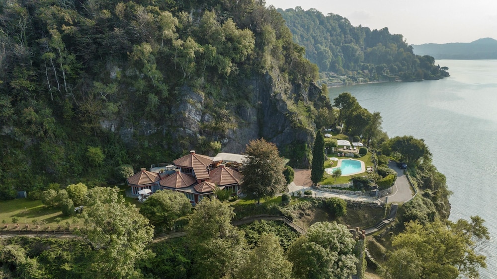 Villa Eden 8 Emma Villas — 4-Star Luxury Hotel in Ispra, Italy