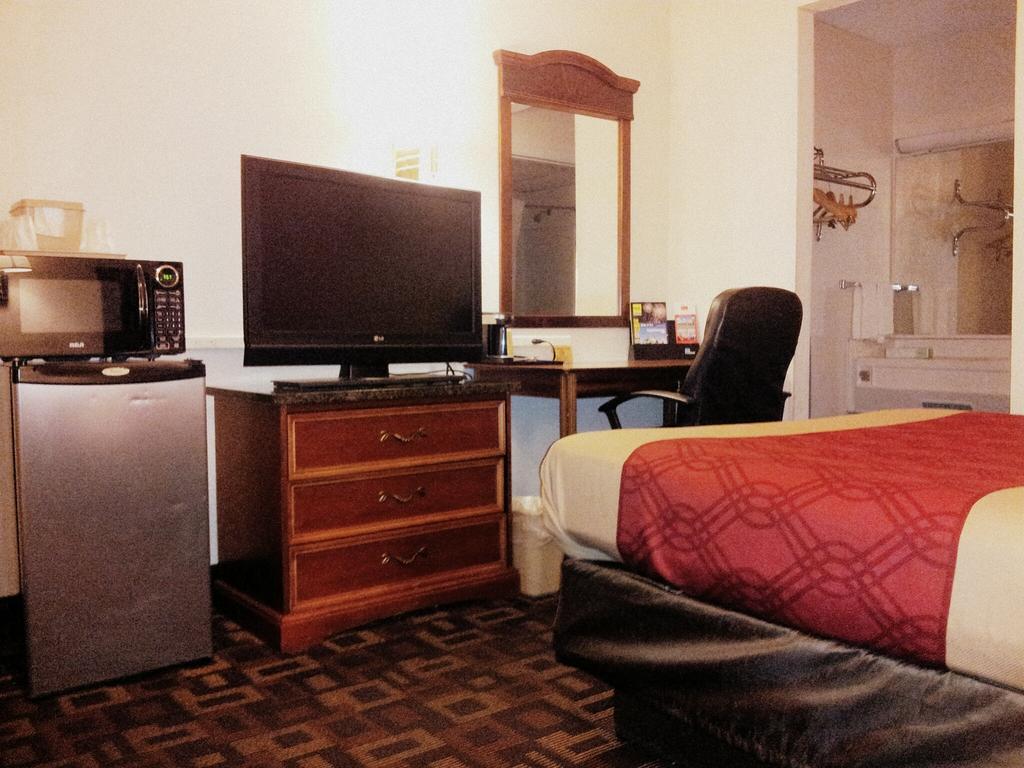 Econo Lodge Bellmawr - photo 21