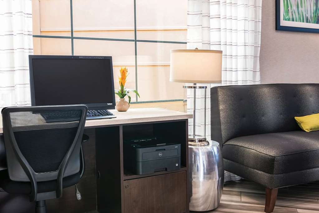 La Quinta Inn & Suites by Wyndham Orlando Airport - photo 78