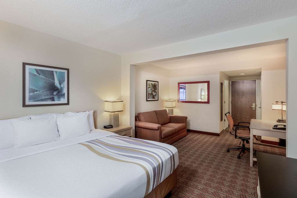 La Quinta Inn & Suites by Wyndham Garden City - photo 28