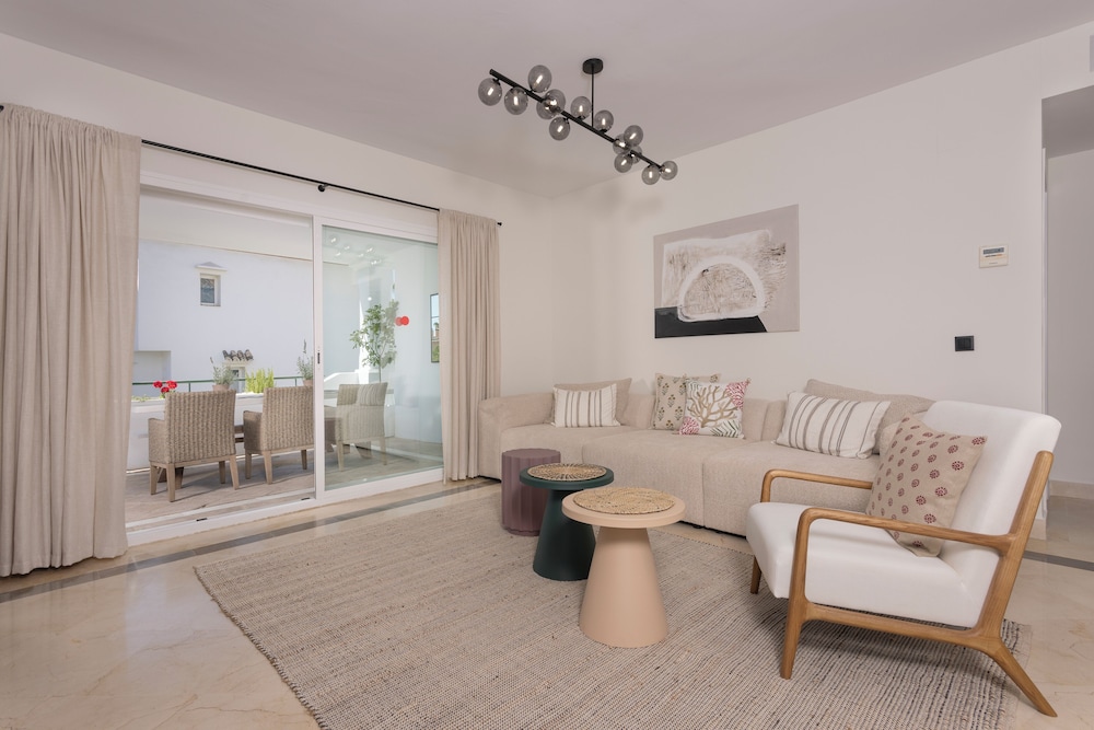 3 Bedroom 3 Bathroom Beachside Apartment — 4-Star Luxury Hotel in Estepona, Spain