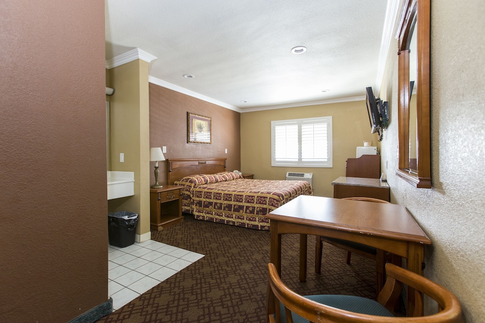 Beverly Inn - photo 35