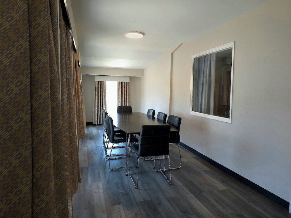 Days Inn & Suites by Wyndham Port Huron - photo 38