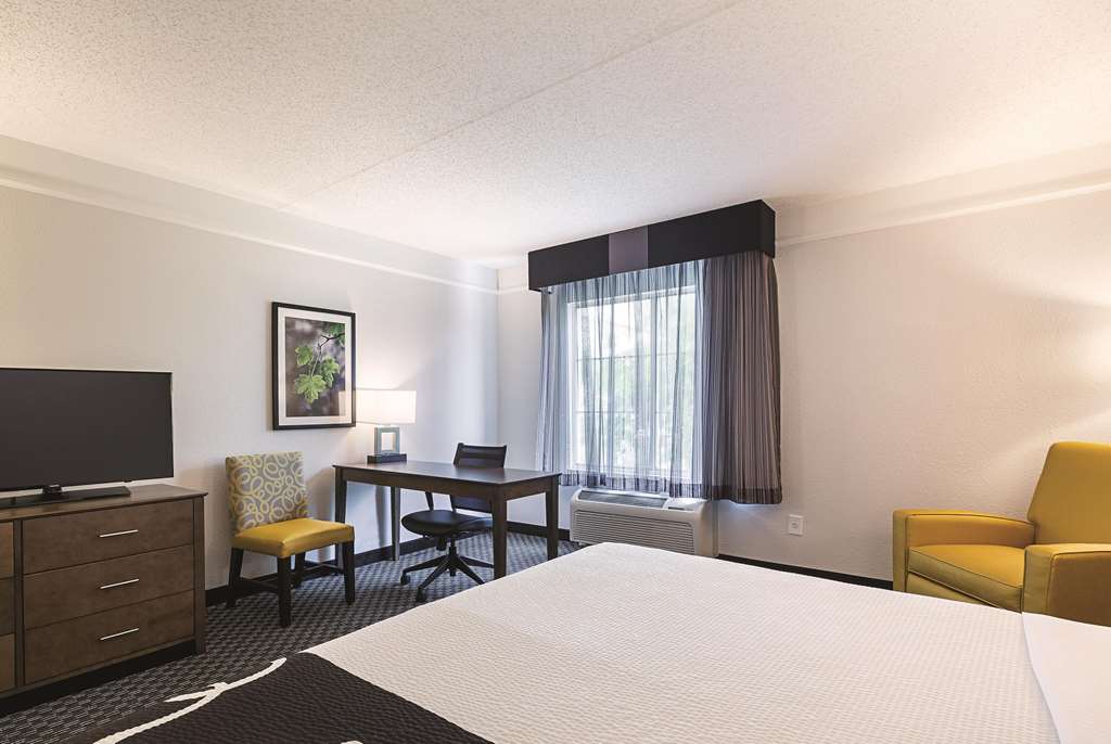 La Quinta Inn & Suites by Wyndham Dallas Plano West - photo 24