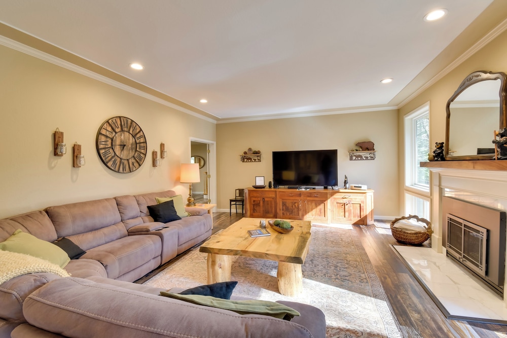 Gas Grill and Pool Table Cabin Near Calaveras Park — 4-Star Luxury Hotel in Arnold, United States