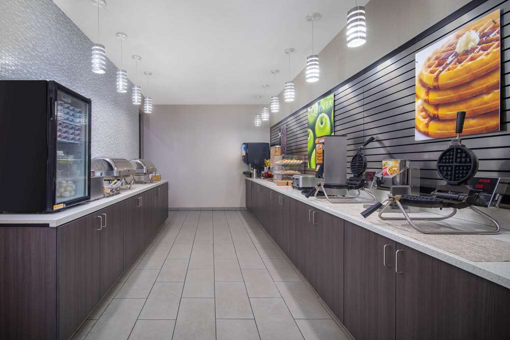 La Quinta Inn & Suites by Wyndham Chattanooga East Ridge - photo 8