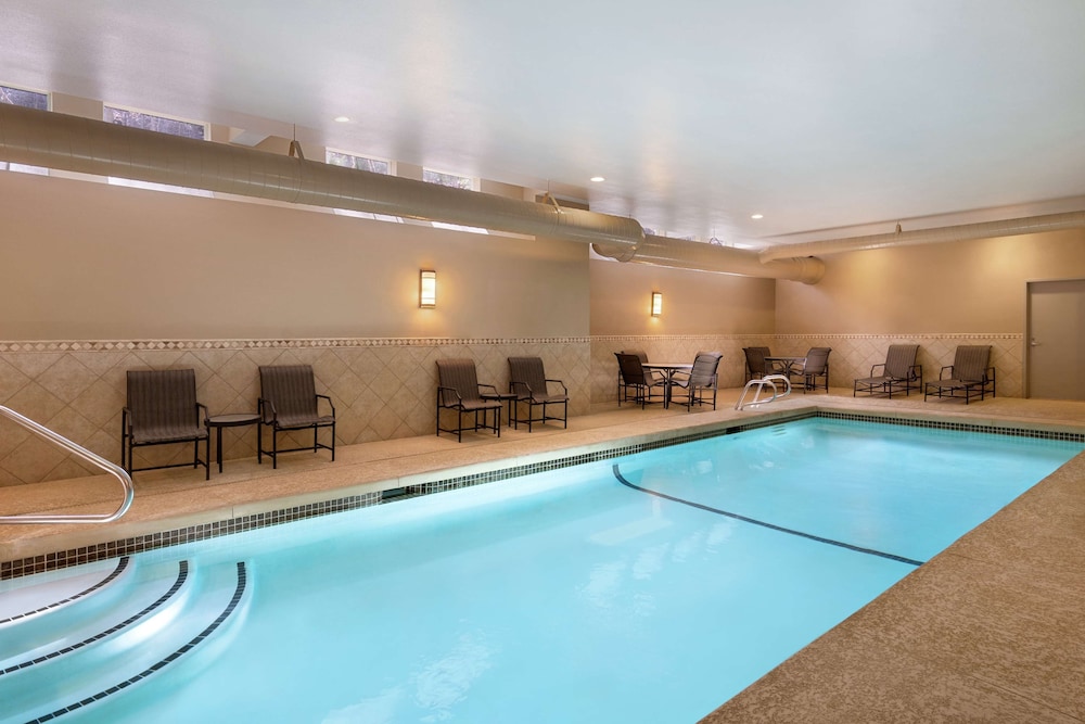 Hampton Inn & Suites Exeter - photo 38