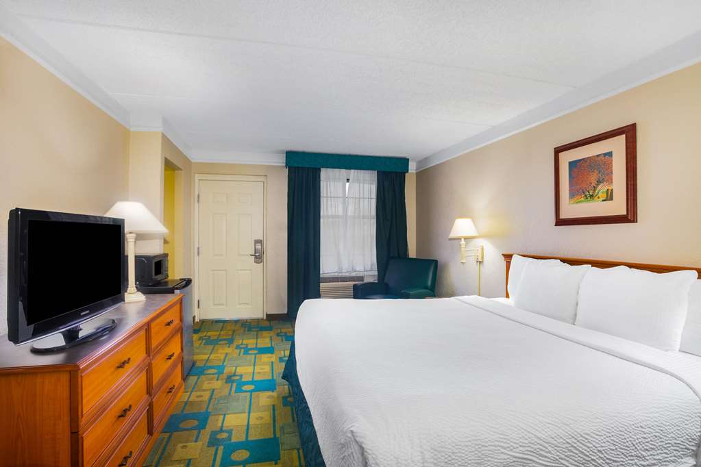 Super 8 by Wyndham Eagle Pass - photo 15