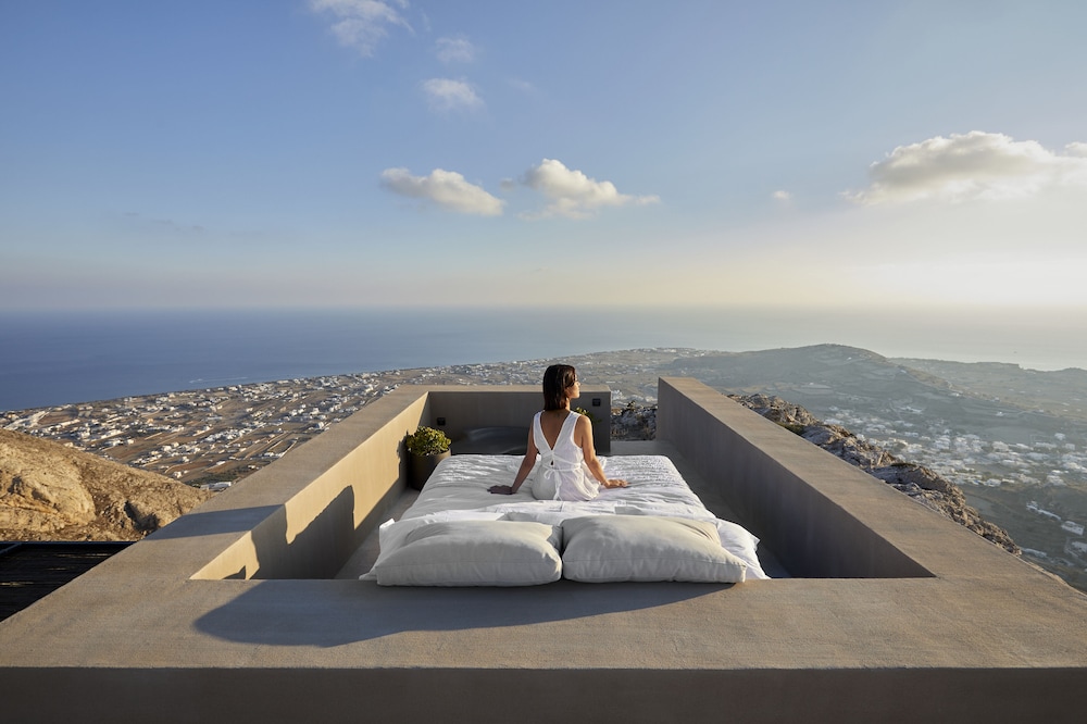 Santorini Sky The Lodge — 4-Star Luxury Hotel in Pyrgos, Greece