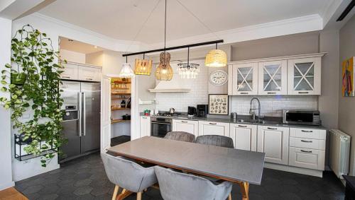 Superior 2BR Apartment In Vake By Wehost