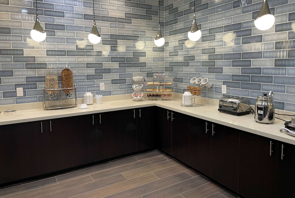 La Quinta Inn & Suites by Wyndham Sulphur - photo 19